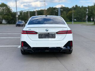 2025 BMW 5 серии 530i xDrive VIII (G60/G61/G68), белый, 8700000 рублей, вид 3
