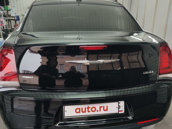 2015 Chrysler 300C II Рестайлинг, чёрный, 2500000 рублей - вид 4