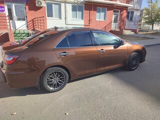 2017 Toyota Camry VII (XV50) Рестайлинг 2, коричневый, 2400000 рублей, вид 3