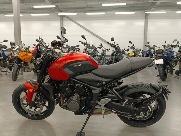 2023 Triumph Trident 660, оранжевый, 850000 рублей - вид 3