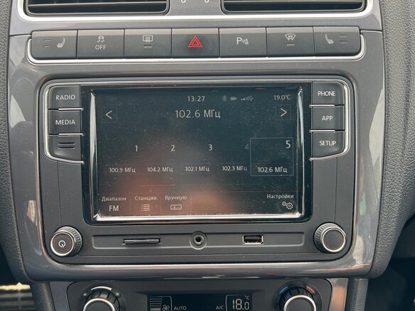 2018 Volkswagen Polo V Рестайлинг, серебристый, 1380179 рублей - вид 10