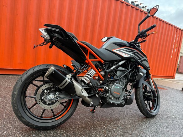 2023 KTM 250 Duke, чёрный, 399990 рублей - вид 12