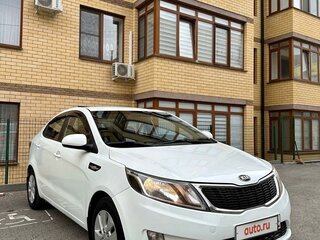 2012 Kia Rio 4-speed III, белый, 895000 рублей, вид 4