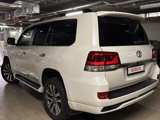 2017 Toyota Land Cruiser 200 Series Рестайлинг 2, белый, 18000000 рублей, вид 3