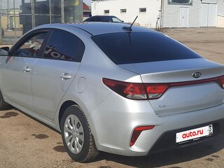 2017 Kia Rio IV, серебристый, 1000000 рублей, вид 4