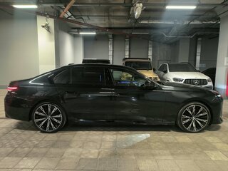 2026 BMW 7 серии 740 xDrive VII (G70) Рестайлинг, чёрный, 27890000 рублей, вид 5