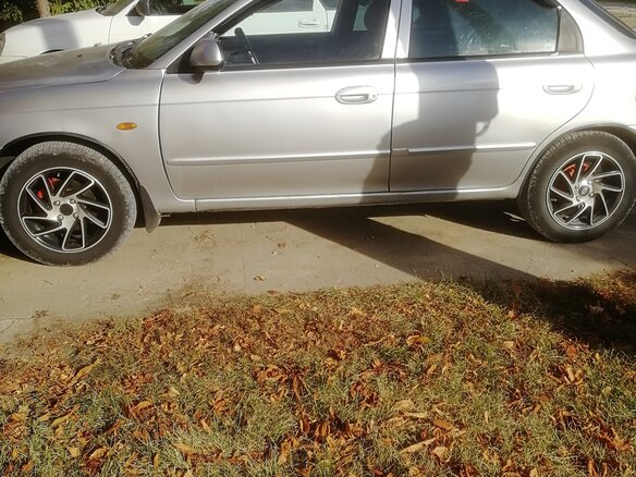2006 Kia Spectra I Рестайлинг 2, серебристый, 350000 рублей - вид 3