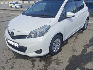 2013 Toyota Vitz III (XP130), белый, 880000 рублей, вид 1