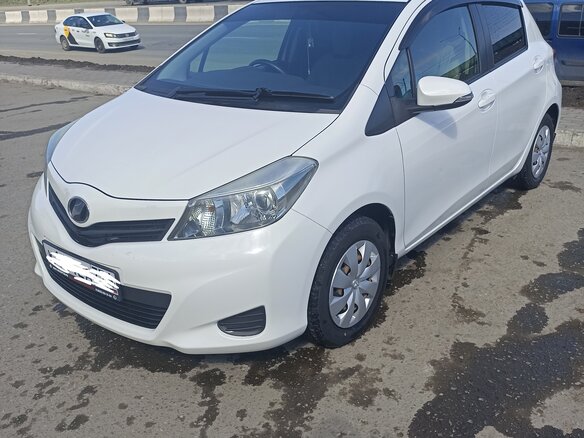 2013 Toyota Vitz III (XP130), белый, 820000 рублей