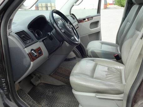 2012 Volkswagen Multivan, коричневый, 1948340 рублей, вид 3
