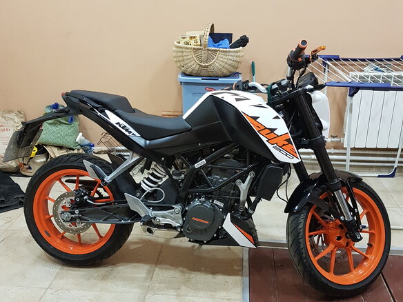 2017 KTM 200 Duke, белый - вид 3