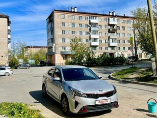 2021 Kia Rio IV Рестайлинг, серебристый, 1700000 рублей, вид 5