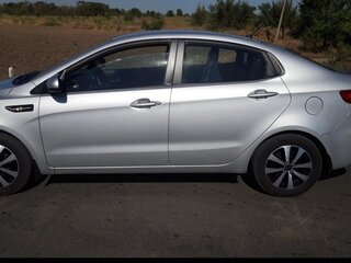 2015 Kia Rio III Рестайлинг, серебристый, 850000 рублей, вид 3