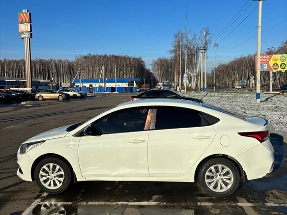 2018 Hyundai Solaris II, белый, 1000000 рублей - вид 4