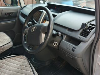 2010 Toyota Voxy II (R70), серебристый, 1350000 рублей, вид 2