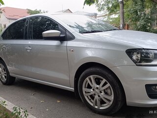 2017 Volkswagen Polo V Рестайлинг, серебристый, 950000 рублей, вид 3