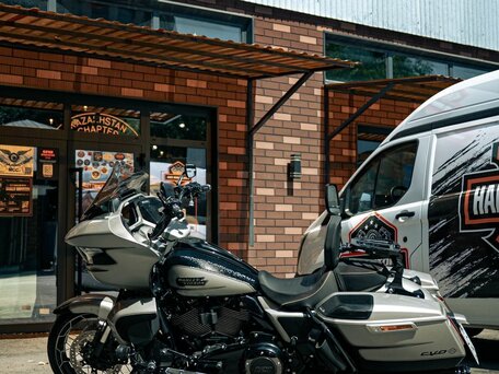 2023 Harley-Davidson CVO Road Glide, серебристый, 5850000 рублей, вид 4