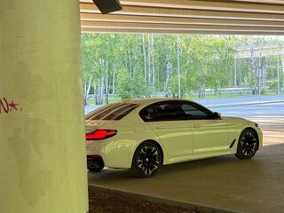 2021 BMW 5 серии 540i xDrive VII (G30/G31/G38) Рестайлинг, белый, 5600000 рублей, вид 4