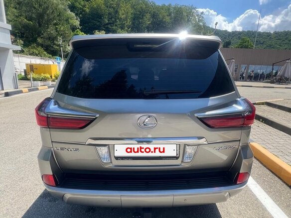 2017 Lexus LX 570 III Рестайлинг 2, серый, 8500000 рублей - вид 5
