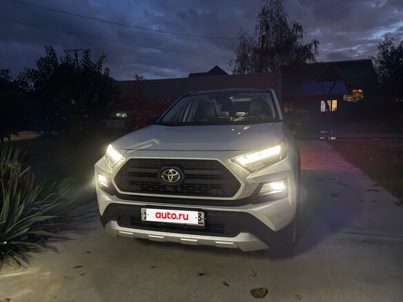 2024 Toyota RAV4 V (XA50), белый, 4800000 рублей - вид 3