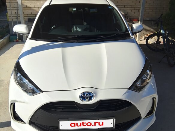 2020 Toyota Yaris IV, белый, 1350000 рублей