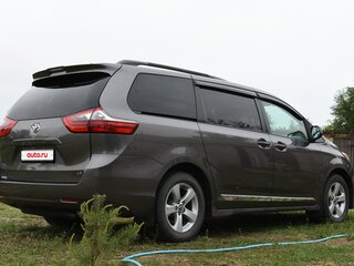 2019 Toyota Sienna III Рестайлинг 2, серый, 4000000 рублей, вид 4
