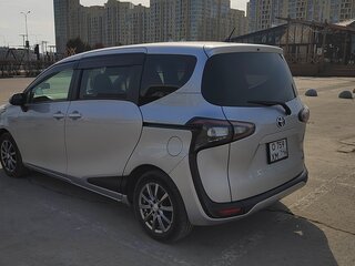 2018 Toyota Sienta II, серебристый, 1400000 рублей, вид 5