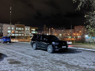 2017 Toyota Land Cruiser 200 Series Рестайлинг 2, чёрный, 5440000 рублей, вид 4