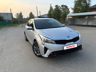 2020 Kia Rio IV Рестайлинг, серебристый, 1790000 рублей, вид 2