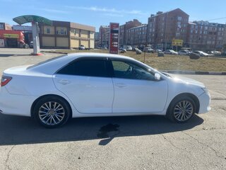 2016 Toyota Camry VII (XV50) Рестайлинг, белый, 2400000 рублей, вид 3