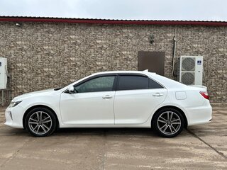 2017 Toyota Camry VII (XV50) Рестайлинг 2, белый, 2600000 рублей, вид 2