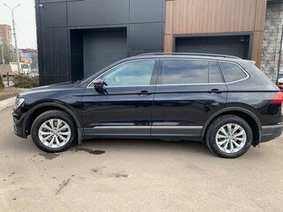 2017 Volkswagen Tiguan Allspace II, чёрный, 2350000 рублей, вид 5