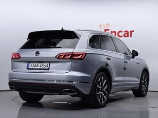 2023 Volkswagen Touareg III, серебристый, 9169719 рублей, вид 2