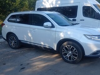 2015 Mitsubishi Outlander III Рестайлинг, белый, 2100000 рублей, вид 4