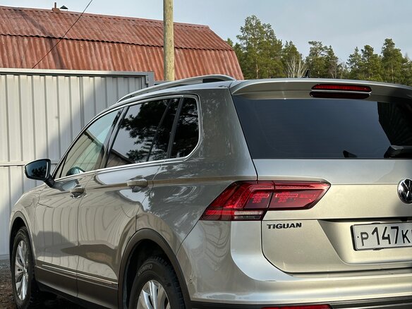 2017 Volkswagen Tiguan II, серебристый, 2400000 рублей - вид 2