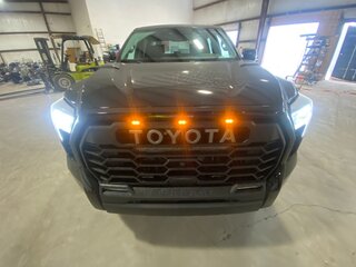 2025 Toyota Tundra CrewMax III, чёрный, 11531336 рублей, вид 3