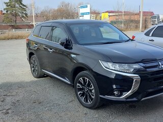 2015 Mitsubishi Outlander PHEV III Рестайлинг 2, чёрный, 1800000 рублей, вид 3