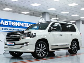 2018 Toyota Land Cruiser 200 Series Рестайлинг 2, белый, 6700000 рублей, вид 3
