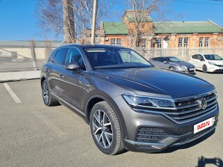 2019 Volkswagen Touareg III, серый, 5700000 рублей, вид 2