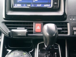 2020 Toyota Esquire I Рестайлинг, белый, 3350000 рублей, вид 5
