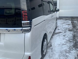 2019 Toyota Voxy III (R80) Рестайлинг, белый, 2950000 рублей, вид 4