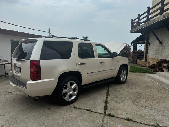 2012 Chevrolet Tahoe 6AT III, белый, 2680000 рублей - вид 3
