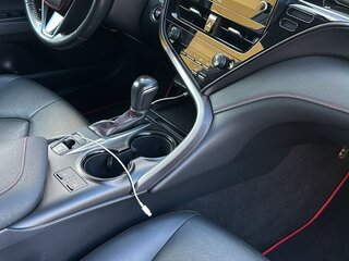 2022 Toyota Camry VIII (XV70) Рестайлинг, белый, 3350000 рублей, вид 3