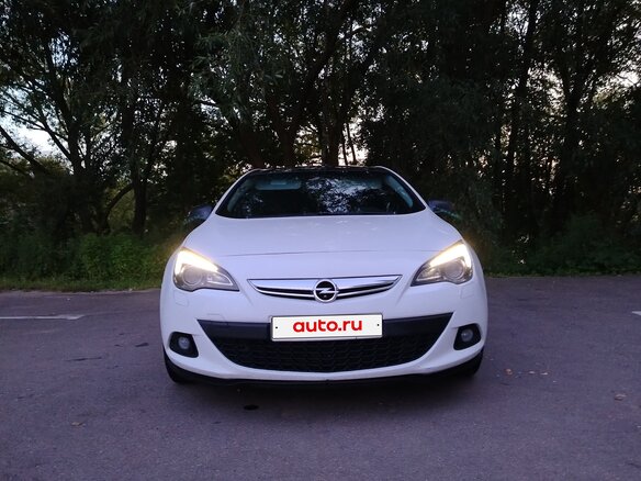 2014 Opel Astra GTC J Рестайлинг, белый, 750000 рублей - вид 3