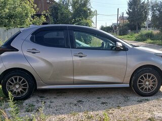2020 Toyota Yaris IV, серый, 1450000 рублей, вид 2
