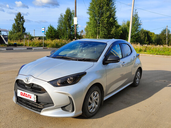 2020 Toyota Yaris IV, серебристый, 1200000 рублей - вид 5