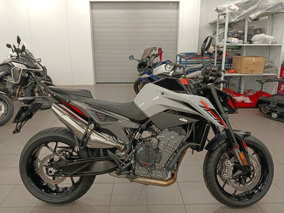 2023 KTM 790 Duke, серый - вид 1