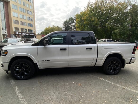 2023 Ram 1500 Quad Cab eTorque V, коричневый, 11300000 рублей - вид 3