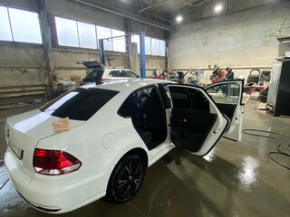 2017 Volkswagen Polo V Рестайлинг, белый, 900000 рублей, вид 3