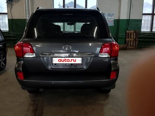 2013 Toyota Land Cruiser 200 Series Рестайлинг 1, серый, 2250000 рублей, вид 2